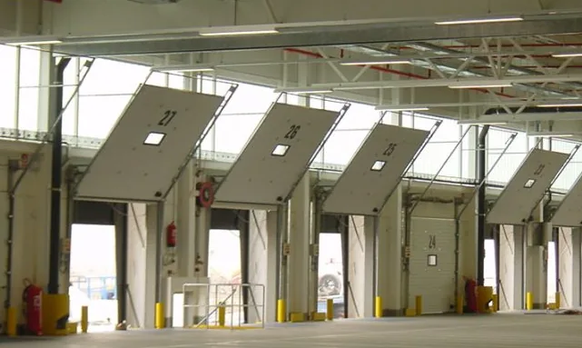 Portones seccionales instalados en interior industrial
